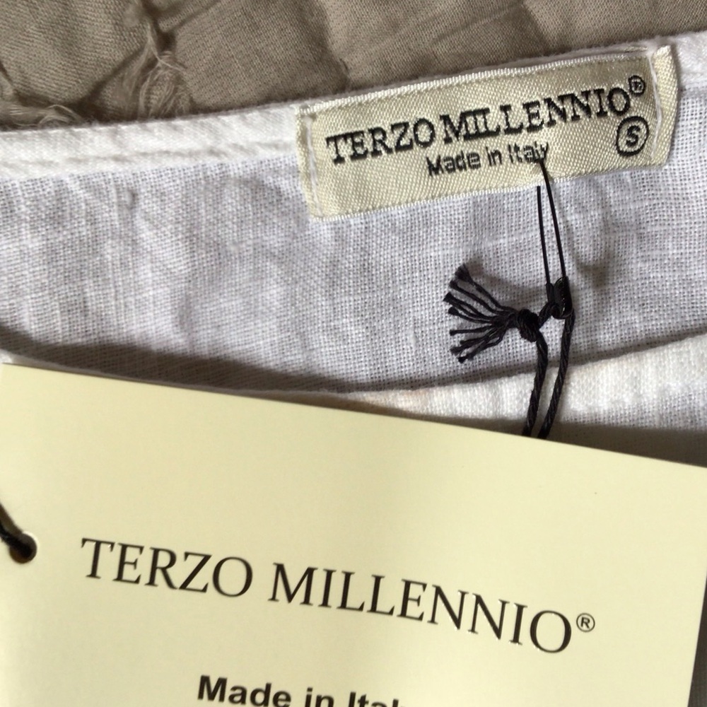 Terzo Millanio white linen top, new with tags, small - Picture 4 of 5